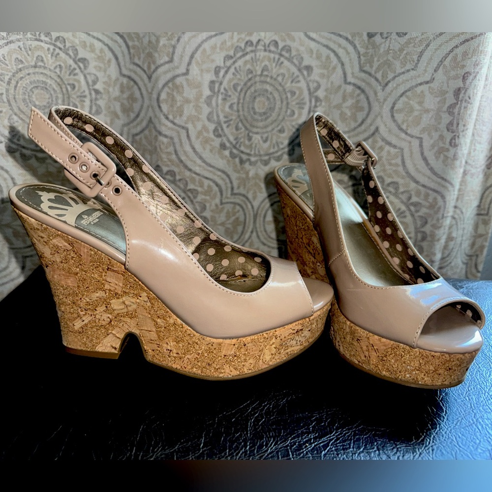 Fergalicious cork chunky heel taupe size 6.5